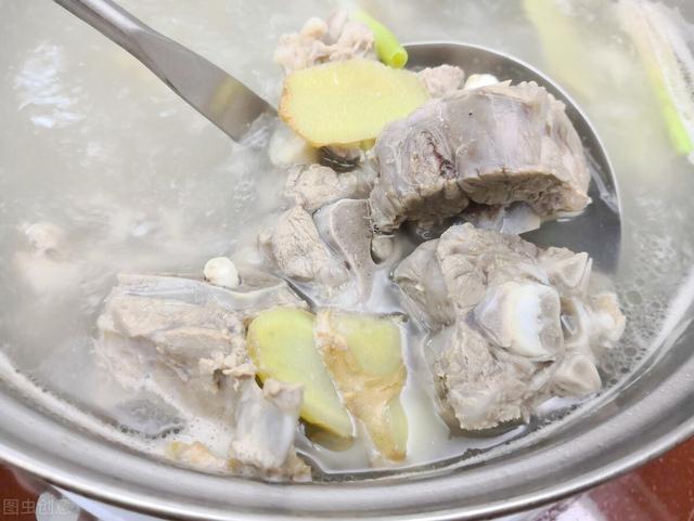 炖羊肉汤怎么炖，家常羊肉汤怎么熬汤才白才鲜（羊汤鲜香不腥膻）