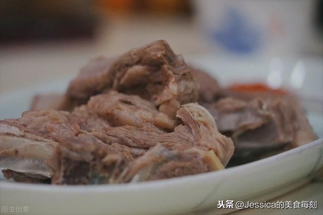 宁夏手抓羊肉正宗做法过程，“手抓羊肉”这样做肉香软嫩、汤鲜味美