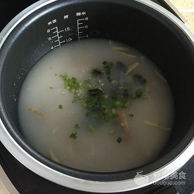 电饭煲皮蛋瘦肉粥，电饭煲皮蛋瘦肉粥正宗做法（一口电饭锅就搞定好吃的皮蛋瘦肉粥~）