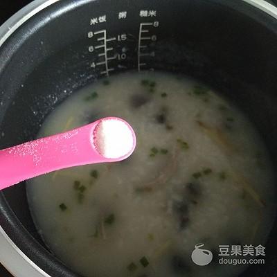 电饭煲皮蛋瘦肉粥，电饭煲皮蛋瘦肉粥正宗做法（一口电饭锅就搞定好吃的皮蛋瘦肉粥~）