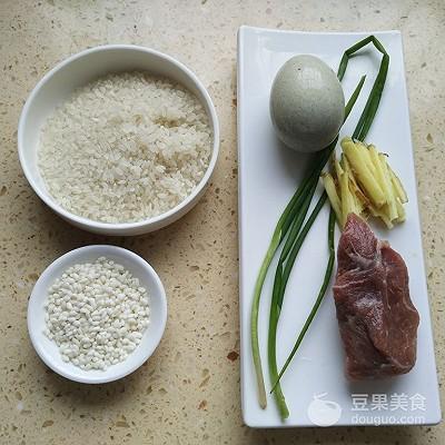 电饭煲皮蛋瘦肉粥，电饭煲皮蛋瘦肉粥正宗做法（一口电饭锅就搞定好吃的皮蛋瘦肉粥~）