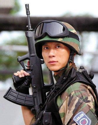 范冰冰李晨的出生年月，李晨家世背景甩范冰冰十条街