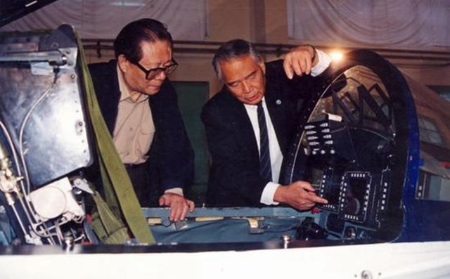 幼狮战机和歼十，八成网友竟分不清狮和幼狮战机