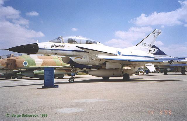 幼狮战机和歼十，八成网友竟分不清狮和幼狮战机