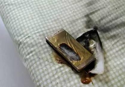 手机电池爆炸到底有多危险，监控：手掰电池，瞬间爆燃