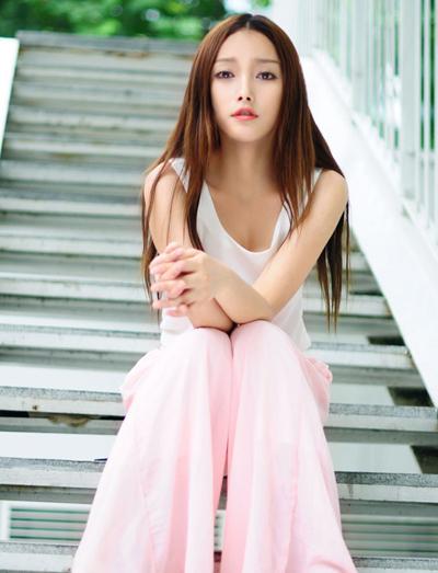 额头窄脸宽适合什么发型，额头宽方短脸适合什么发型（40岁+的女人别总留长发）