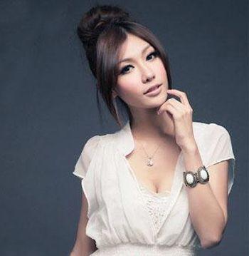 额头窄脸宽适合什么发型，额头宽方短脸适合什么发型（40岁+的女人别总留长发）