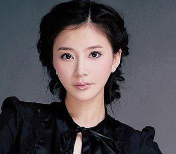 额头窄脸宽适合什么发型，额头宽方短脸适合什么发型（40岁+的女人别总留长发）