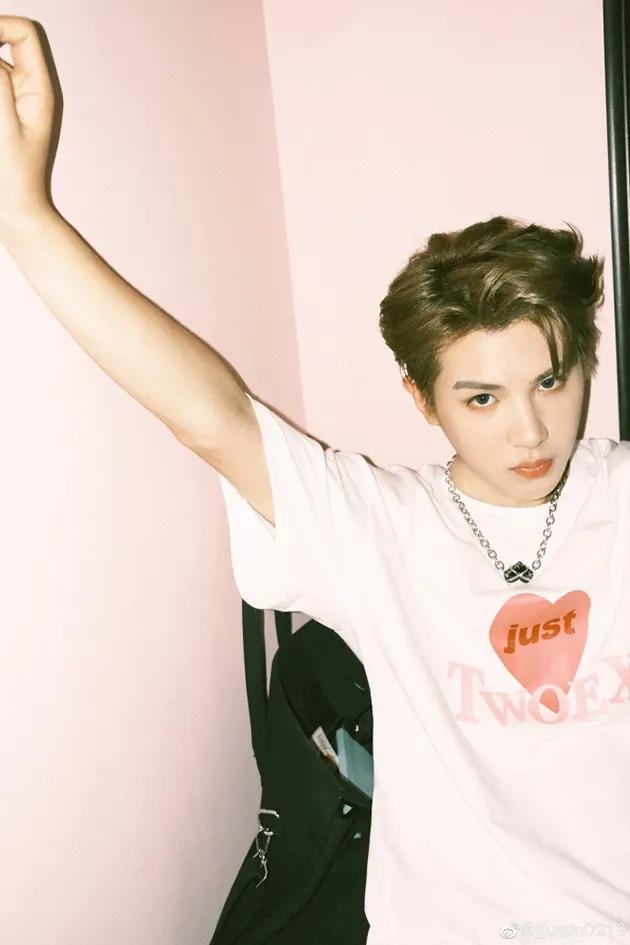 奶奶灰头发图片女，奶奶灰挂耳染发短发lisa同款