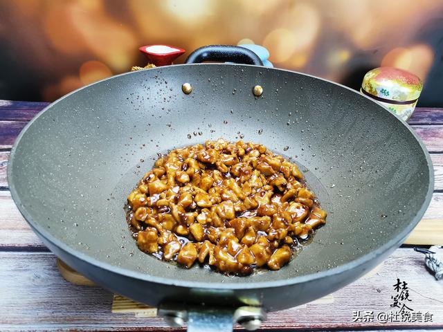 宫爆鸡丁的正宗做法，鲁菜宫保鸡丁最正宗的做法（大厨教你宫保鸡丁的正宗做法）