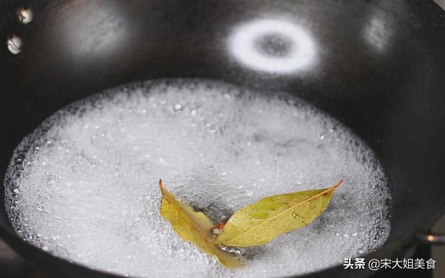蚕豆怎样炒才最好吃，饭店大厨教我一招