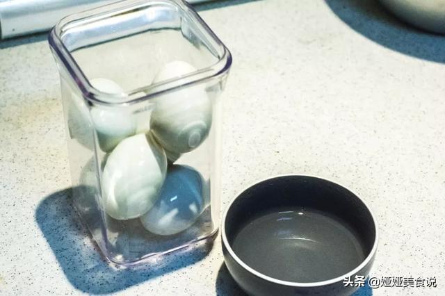 制作咸鸭蛋最简单的方法，想吃咸鸭蛋不用买