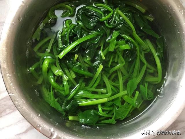 炒菠菜要焯水吗，怎样炒菠菜菠菜炒之前需要焯水吗（4种蔬菜炒之前必须“焯水”）