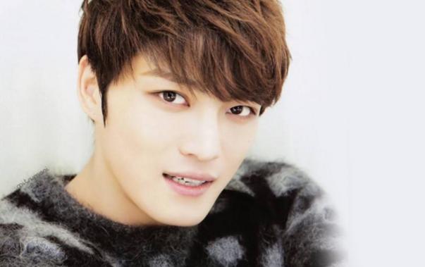 圆脸三七分纹理烫男发型，越来越多男士这样剪