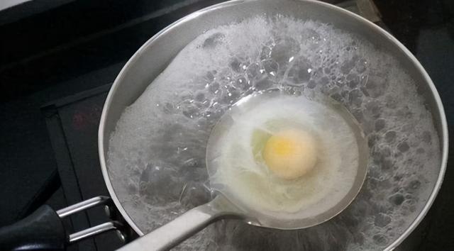 水煮荷包蛋最简单做法，水煮荷包蛋容易散花