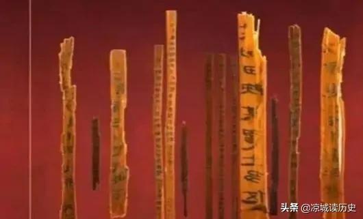 考古专家发现的千年古墓，考古专家发掘一个古墓