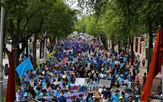 普密蓬·阿杜德，泰国众望所归的国王（泰国新生代竟敢挑战王权）