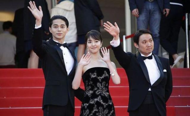 东出昌大离婚后首现身，“东出昌大出轨门”女主唐田英里佳风波后首露面