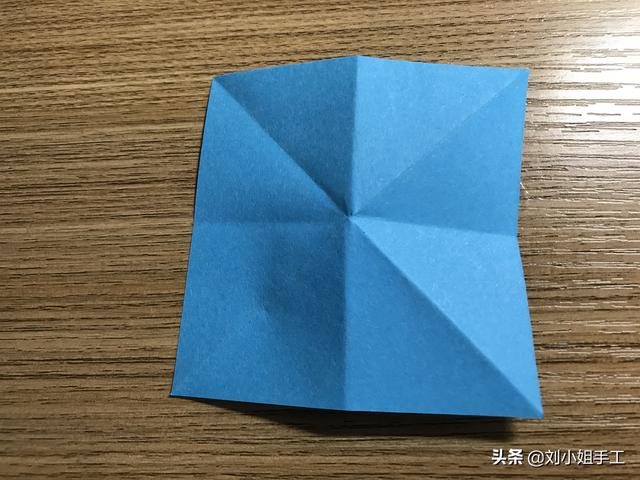 最简单的雨伞折纸方法图解，折纸教程：带爱心的小花伞