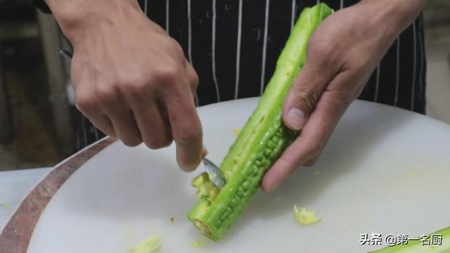 凉拌苦瓜怎么做，凉拌苦瓜正确最好吃的做法