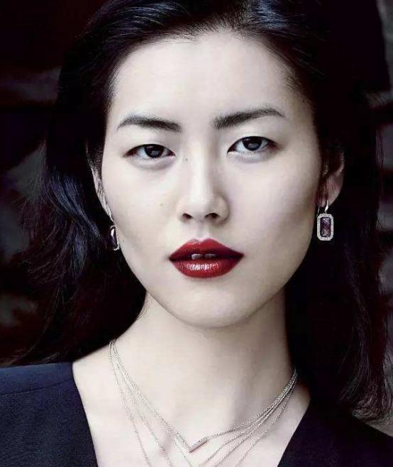 鹅蛋脸是大众脸吗，女生大众脸长什么样