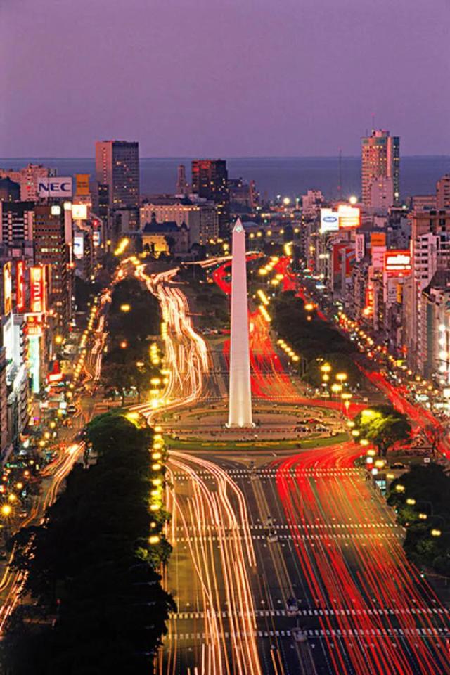 故乡容不下肉身远方安置不了灵魂，城市容不下灵魂