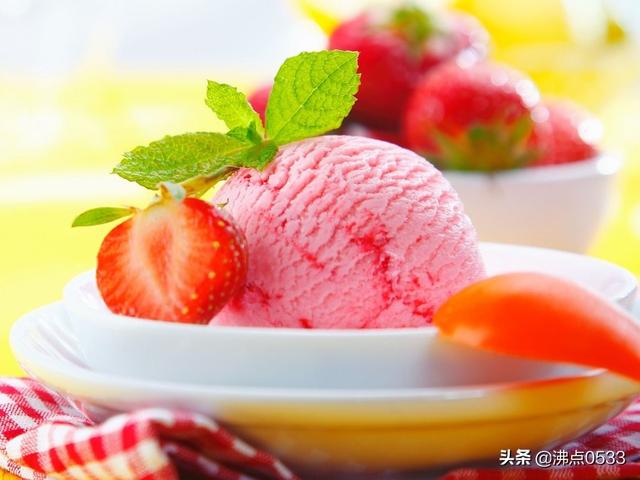 怎样制作好吃又简单的冰淇淋呢，想吃冰淇淋别再出去买