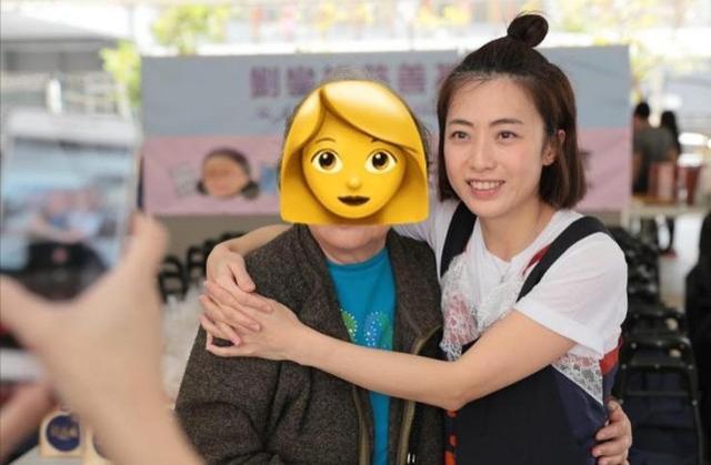 香港女首富甘比暴富後活成少女，扎蘋果頭超減齡，日常就是做公益 娛樂八卦吃瓜 第2张