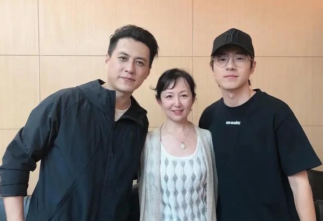 44岁靳东年轻照，44岁靳东颜值回春