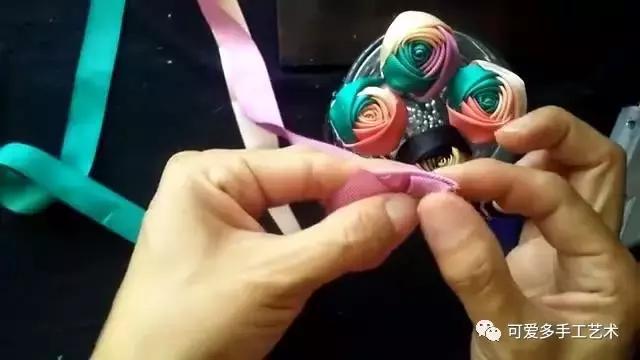 三色丝带玫瑰花朵做法大全，浪漫酷炫的三色丝带玫瑰