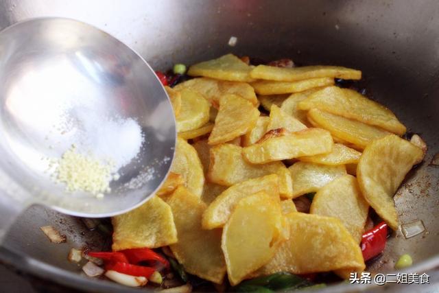土豆片怎么炒才好吃，土豆片怎么炒才好吃又脆又好看（炒土豆条）
