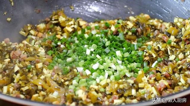 清明節，別忘記給家人吃春天時令美食，水中加點它，艾葉不發黃 熱愛美食 第10张