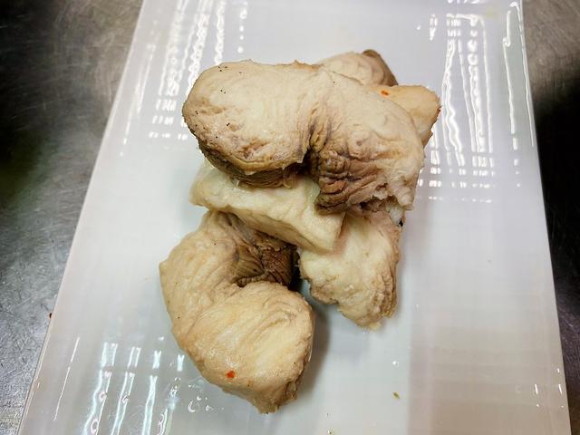 小鲨鱼怎么做好吃，鲨鱼怎么搞才好吃（鲨鱼做菜褪沙很重要）