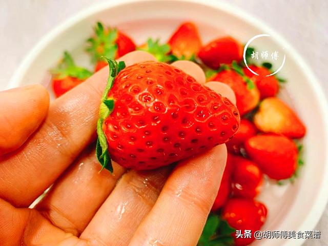 草莓用小苏打洗还是盐，洗草莓为什么要用盐水