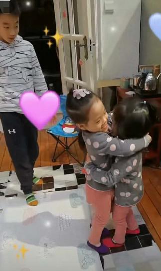 杨云晒三宝贝近照，10岁杨阳洋公主抱妹妹