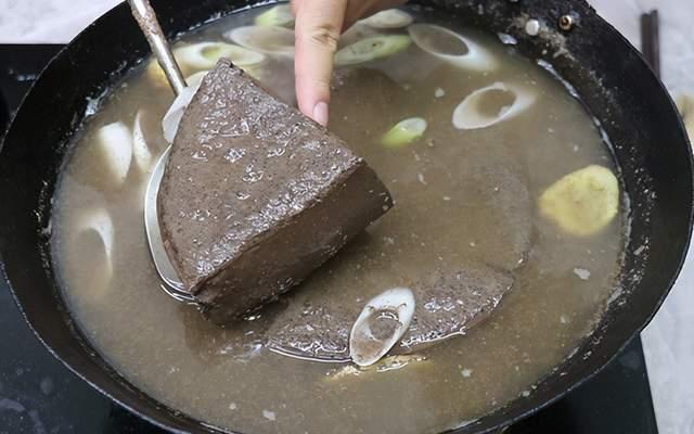 猪血怎么煮才嫩一点，教你用鲜猪血来煮猪血