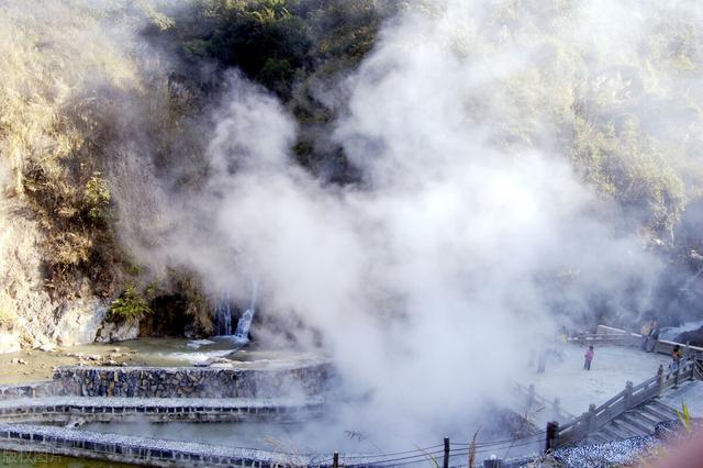 冬日泡温泉好惬意，安宁人冬天不可少的惬意