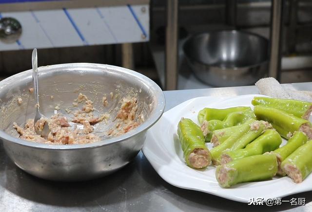 辣椒酿肉的做法，青椒酿肉的步骤（好吃下饭的尖椒酿肉几分钟就学到手）