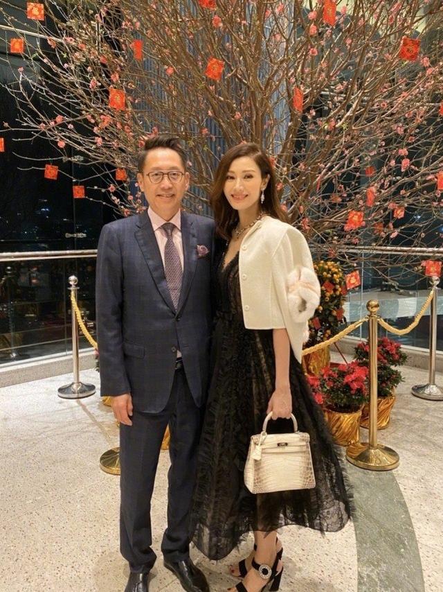 李嘉欣曬美照慶祝50歲生日！身穿無袖荷葉花邊裙，減齡十足顯貴氣 娛樂八卦吃瓜 第8张