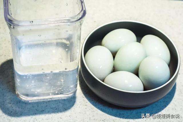 制作咸鸭蛋最简单的方法，想吃咸鸭蛋不用买