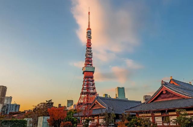 法国埃菲尔铁塔具体介绍，曾被认为是巴黎最大败笔