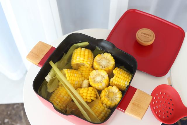 玉米煮多少分钟就可以吃了，煮玉米需要煮多久才能鲜嫩可口（玉米怎么煮，玉米需要煮多久）