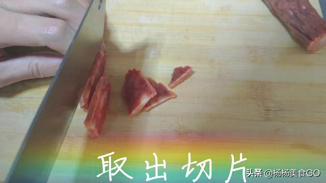 尖椒腊肉炒腊肠的做法，远方游子记忆中的味道