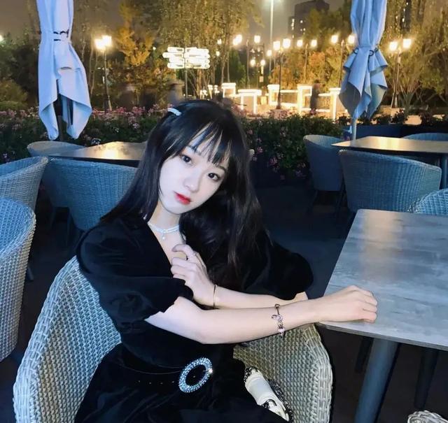 华晨宇女朋友是谁，华晨宇最早的女朋友（男方工作女方甜蜜跟随）