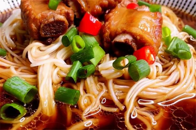 排骨面正宗的做法，家常排骨面制作过程