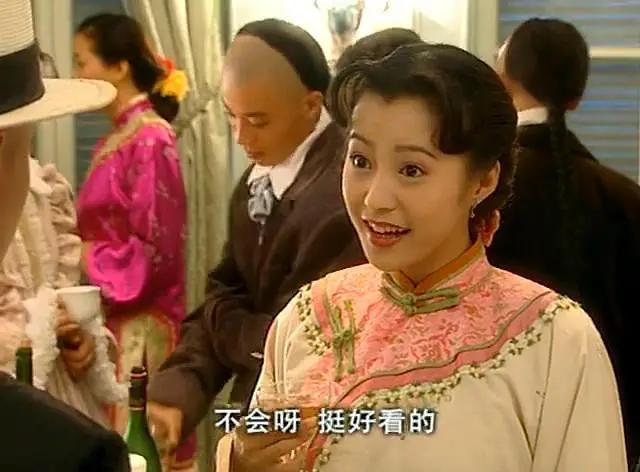 38岁杨蓉终于高调一回，穿红T配红纱裙娇艳妩媚