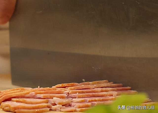 青椒炒培根做法步骤，分享一款培根炒青椒