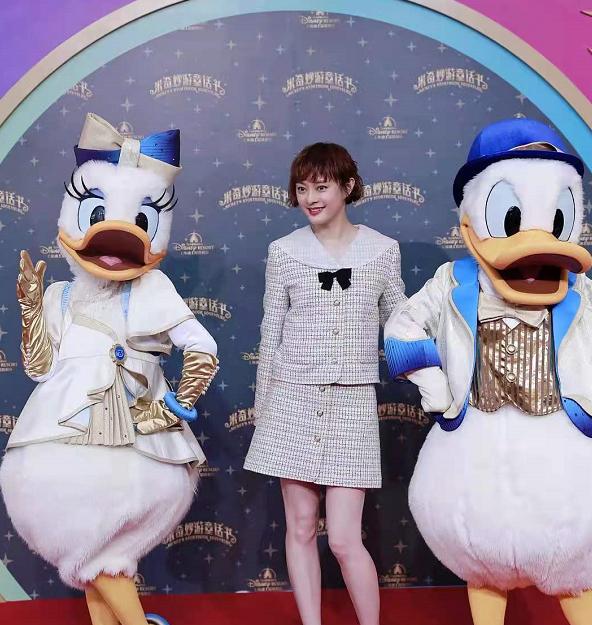 孙俪出席活动近照黑白裙，38岁孙俪扮嫩翻车