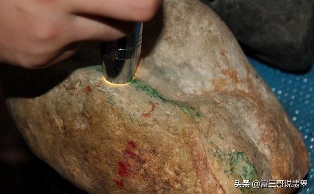 翡翠原石的入门级常识，打光看翡翠原石