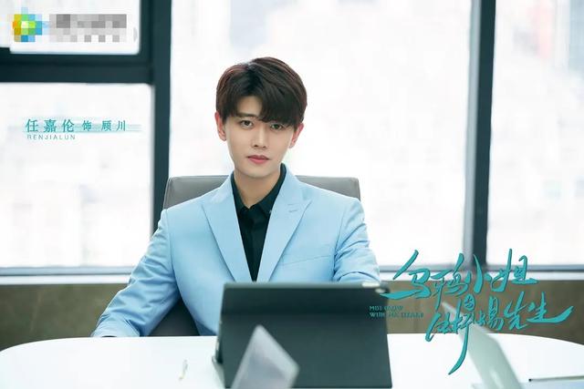 任嘉伦新剧照处江湖，霸道总裁拍成矮土胖